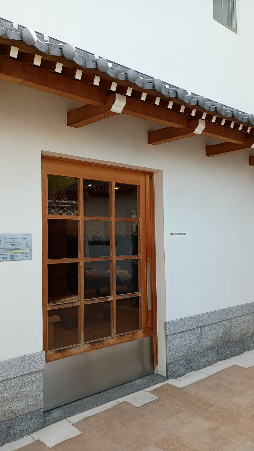 近江八幡・月白の白い壁と木の扉