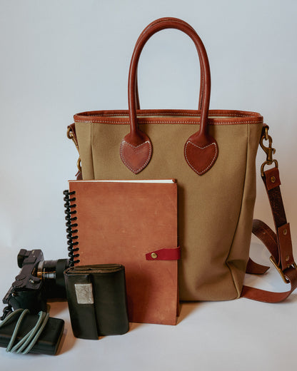 2wayトートバッグ tote S｜手帳や革小物と並べたサイズ感